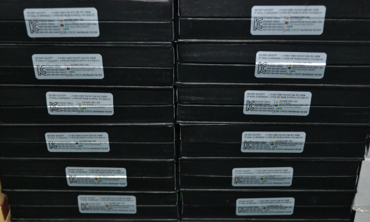 부산경찰청 국제범죄수사대는 제품안전기본법 등을 어긴 혐의로 이모(33)씨 등 중국산 전자담배 수입·유통업자 10명을 불구속 입건했다고 25일 밝혔다. 사진은 경찰이 압수한 중국산 불량 전자담배.